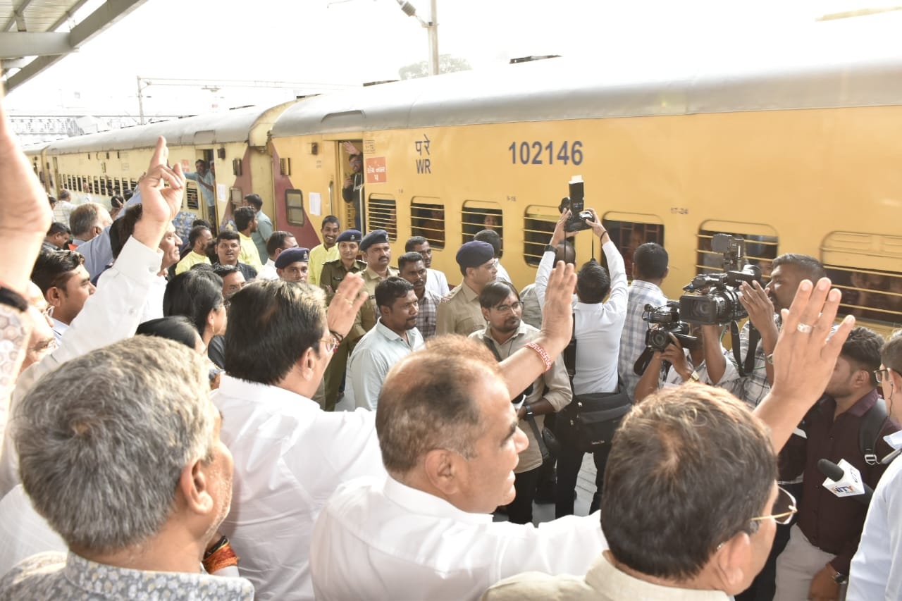 सोमनाथ पर्व के लिए ट्रेन को रवाना करते हुए केंद्रीय जलशक्ति मंत्री सी आर पाटिल