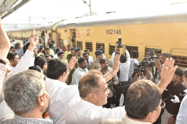 सोमनाथ पर्व के लिए ट्रेन को रवाना करते हुए केंद्रीय जलशक्ति मंत्री सी आर पाटिल सोमनाथ पर्व के लिए ट्रेन को रवाना करते हुए केंद्रीय जलशक्ति मंत्री सी आर पाटिल