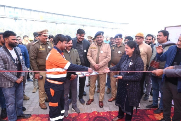 सीता काट कर कार्यक्रम में शुभारंभ करते मुख्य अतिथि  मोहम्मद जैद व अन्य