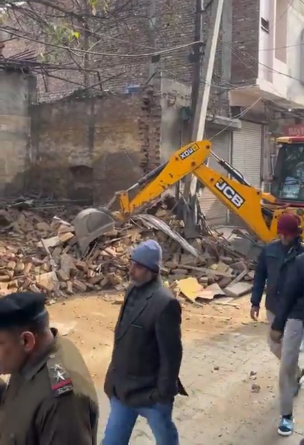 कोर्ट के आदेश पर कब्जा हटवाती टीम। कोर्ट के आदेश पर कब्जा हटवाती टीम।