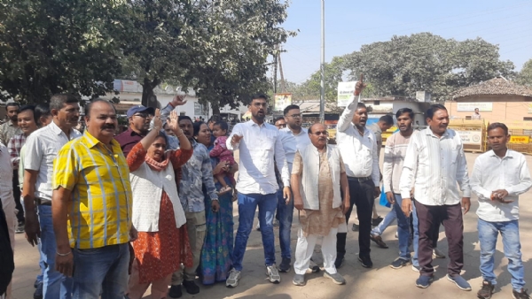 नारेबाजी करते हुए कांग्रेसी। नारेबाजी करते हुए कांग्रेसी।