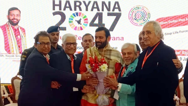 प्री-बजट कंसल्टेशन बैठक में मुख्यमंत्री नायब सैनी का स्वागत करते उद्योगपति प्री-बजट कंसल्टेशन बैठक में मुख्यमंत्री नायब सैनी का स्वागत करते उद्योगपति