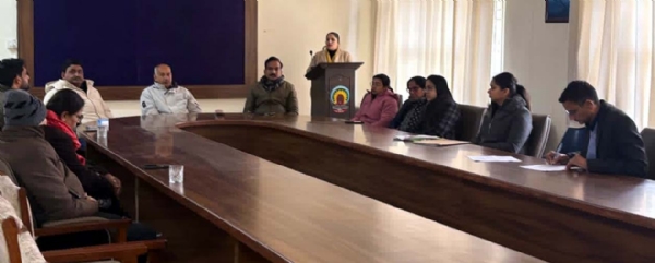 कार्यक्रम को संबोधित करते विशेषज्ञ। कार्यक्रम को संबोधित करते विशेषज्ञ।