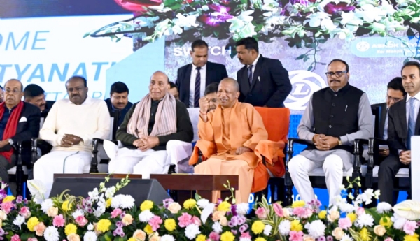 मुख्यमंत्री योगी आदित्यनाथ ने रक्षा मंत्री व लखनऊ के सांसद राजनाथ सिंह के साथ शुक्रवार को अशोक लेलैंड कंपनी के इलेक्ट्रिक व्हीकल (ईवी) विनिर्माण संयंत्र का उद्घाटन किया।