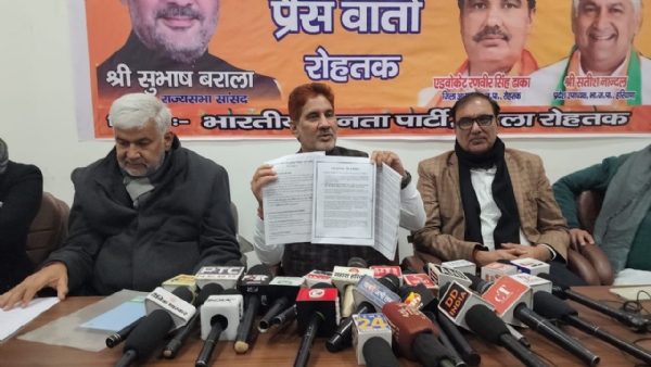 फोटो कैप्शन: रोहतक में पत्रकारों से बातचीत करते सांसद सुभाष बराला।