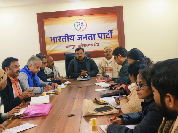 बैठक के दौरान क्षेत्रीय अध्यक्ष प्रकाश पाल व अन्य