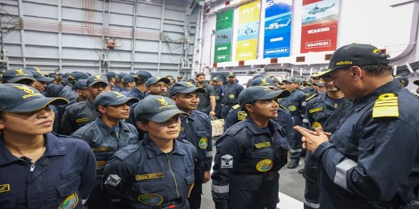 नौसेना प्रमुख ने समुद्र में जाकर पूर्वी बेड़े की ऑपरेशनल तैयारियों को देखा