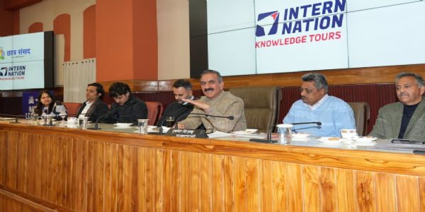 मुख्यमंत्री ने छात्र संसद में नामी संस्थानों के छात्रों से किया संवाद