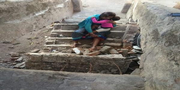 सोरिद वार्ड अटल आवास में सीढ़ी गिरने से हादसा, महिला व बच्चा घायल