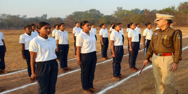 धमतरी पुलिस के नव आरक्षकों की पहली जनरल परेड, एसपी ने दिया अनुशासन का कड़ा संदेश