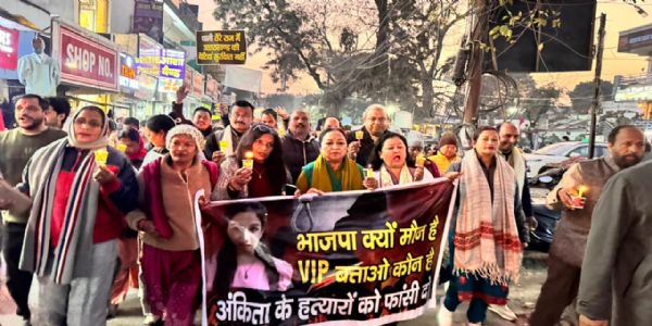 कांग्रेस ने निकाला कैंडल मार्च