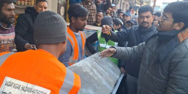 अतिक्रमण पर प्रशासन सख्त, बाजारों में व्यापारियों का सामान जब्त