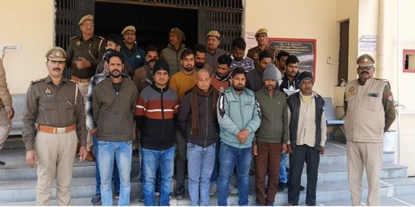 सोनभद्र: खुले में शराब पी रहे 17 व्यक्ति गिरफतार