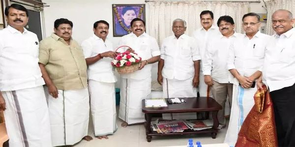 तमिलनाडु में एडप्पाडी के. पलानीस्वामी और नयनार नागेंद्रन ने विधानसभा चुनाव को लेकर सीट बंटवारे पर की चर्चा