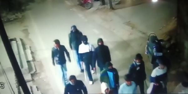 हथियारबंद अपराधियों ने किया युवक पर जानलेवा हमला, इलाके में तनाव