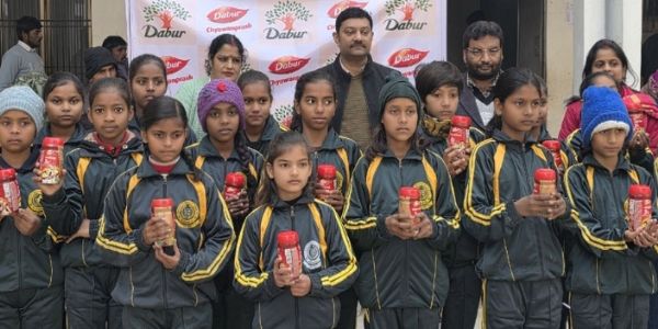 डाबर कम्पनी ने वाराणसी में बच्चों को च्यवनप्राश देकर स्वास्थ्य के प्रति किया जागरूक