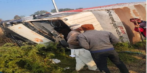 सागर: दूध का टैंकर पलटा, केबिन में फंसे चालक को पुलिस ने मौत के मुंह से निकाला