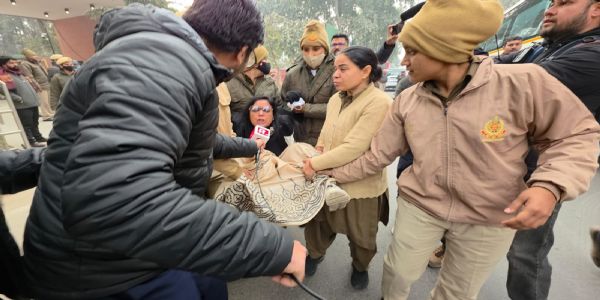 तृणमूल कांग्रेस के सांसदों ने दिल्ली पुलिस पर लगाया मारपीट का आरोप, अमित शाह पर तीखा हमला