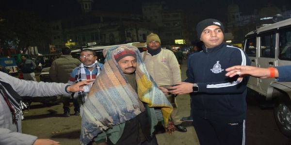 हाड़ कपा देने वाली ठंड के बीच जिला प्रशासन ने देर रात्रि चलाया राहत अभियान,कंबल किए वितरित