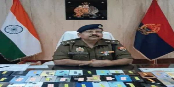 झांसी जीआरपी ने 17 लाख के 170 गुम मोबाइल उनके मालिकों को लौटाए