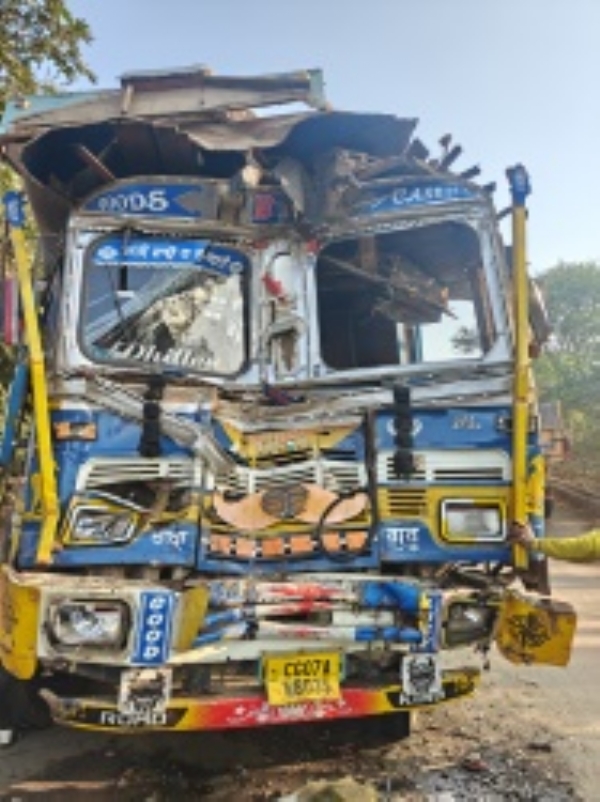 हादसे में क्षतिग्रस्त एक ट्रक।