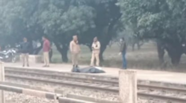 मोके पर मौजूद पुलिस मोके पर मौजूद पुलिस