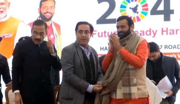 मुख्यमंत्री नायब सैनी का स्वागत करते गणमान्य लोग