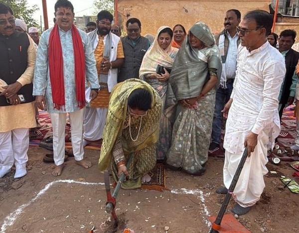 निर्माण कार्यों का भूमि पूजन निर्माण कार्यों का भूमि पूजन