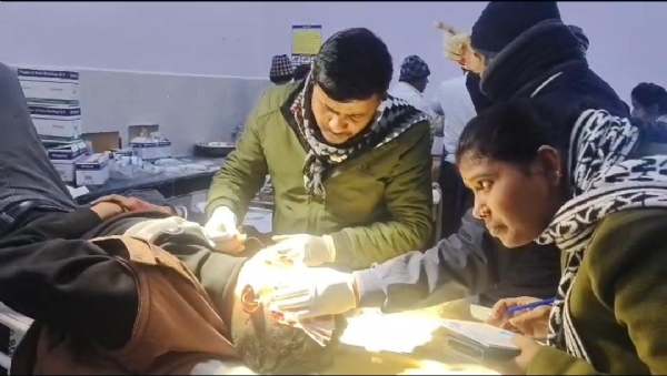 अस्पताल में इलाज कराता घायल