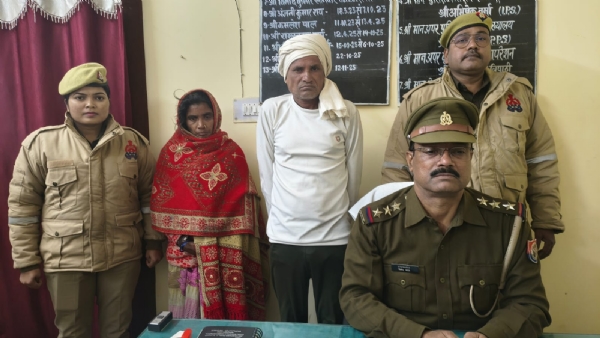 पुत्री के हत्या मामले में गिरफ्तार माता पिता के साथ पुलिस