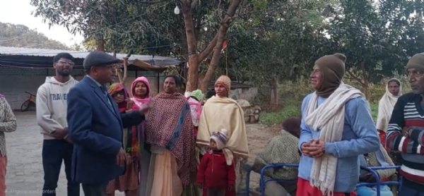 वृद्ध लोगों से बात करते कंपनी के जीएम