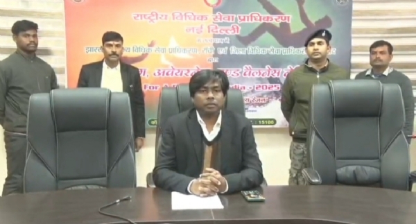 प्रेस से वार्ता करते अवर न्यायाधीश धनबाद