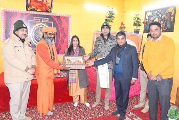 पीठाधीश्वर ब्रह्माश्रम महाराज से मिलते अफसर पीठाधीश्वर ब्रह्माश्रम महाराज से मिलते अफसर