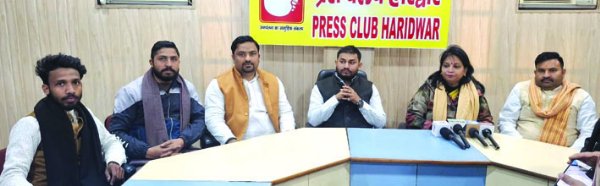 पत्रकारों से वार्ता करते हुए