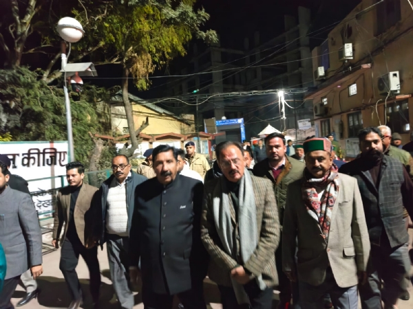 उप मुख्यमंत्री मुकेश अग्निहोत्री व उद्योग मंत्री हर्षवर्धन चौहान नाहन मेडिकल कॉलेज घायलों का हालचाल जानने पहुंचे।