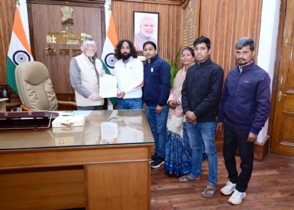 राज्यपाल को ज्ञापन सौंपते जेएलकेएम नेता देवेन्द्रनाथ महतो सहित अन्य राज्यपाल को ज्ञापन सौंपते जेएलकेएम नेता देवेन्द्रनाथ महतो सहित अन्य