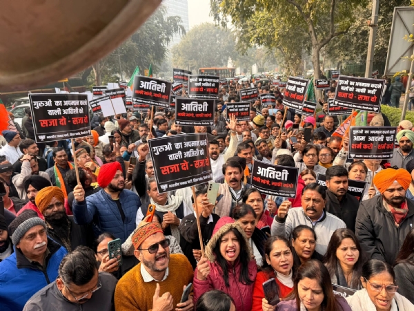 भाजपा कार्यकर्ता आआपा कार्यालय के बाहर प्रदर्शन करते हुए।