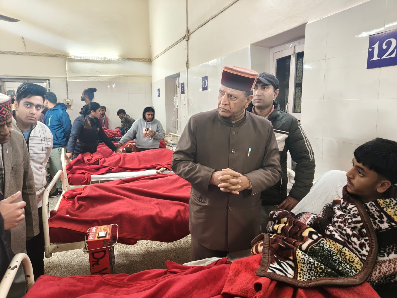 भाजपा प्रदेश अध्यक्ष डॉ. राजीव बिंद नाहन मेडिकल कॉलेज में  घायलों से मुलाकात करते।