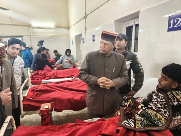 भाजपा प्रदेश अध्यक्ष डॉ. राजीव बिंद नाहन मेडिकल कॉलेज में  घायलों से मुलाकात करते।