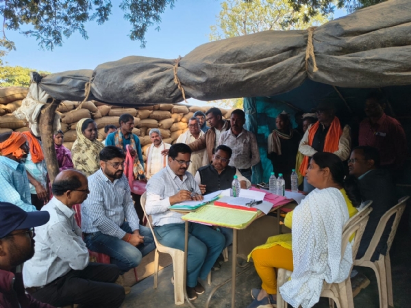 धान खरीदी केंद्र में कागजों की जांच करते प्रशासनिक अधिकारी कर्मचारी।