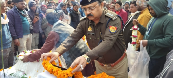 विधायक को श्रद्धांजलि अर्पित करते हुए थानाध्यक्ष विवेक कुमार सिंह