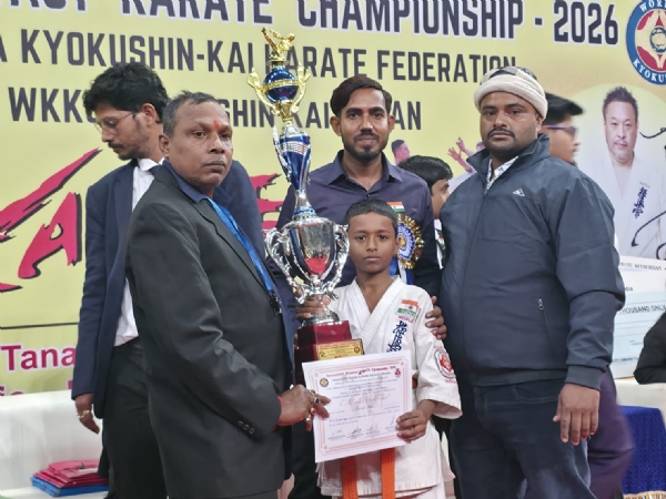 विजेता को पुरस्कृत करते शिक्षक