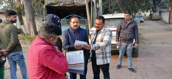 यात्री वाहनों को चेक करते परिवहन आयुक्त केपी गुप्ता।