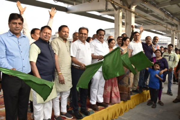 सोमनाथ पर्व के लिए ट्रेन को रवाना करते हुए केंद्रीय जलशक्ति मंत्री सी आर पाटिल सोमनाथ पर्व के लिए ट्रेन को रवाना करते हुए केंद्रीय जलशक्ति मंत्री सी आर पाटिल