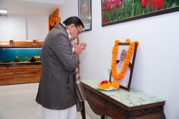 मुख्यमंत्री पुष्कर सिंह धामी सुंदरलाल बहुगुणा के चित्र पर पुष्प अर्पित करते हुए।