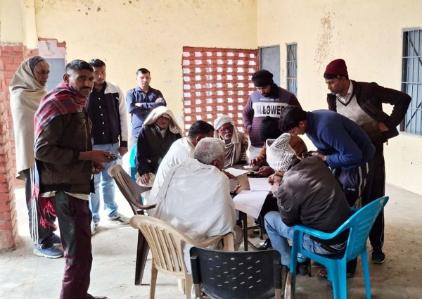 गुरुग्राम के गांव में एग्री स्टैक पोर्टल पर किसानों की आईडी बनाते कर्मचारी। गुरुग्राम के गांव में एग्री स्टैक पोर्टल पर किसानों की आईडी बनाते कर्मचारी।