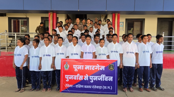 63 नक्सलियों ने किया आत्मसमर्पण 63 नक्सलियों ने किया आत्मसमर्पण