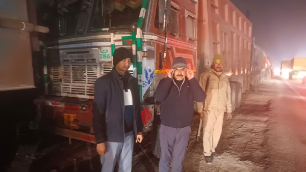 प्रशासन ने अवैध मोरम के पांच ओवर लोड ट्रैक्टर पकड़े