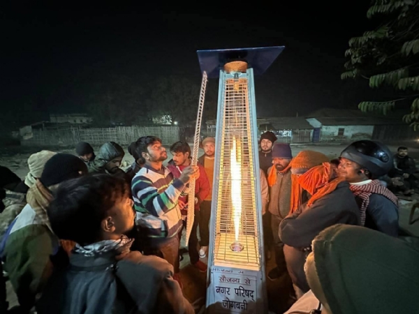 अररिया फोटो:हीटर से शरीर को गर्म करते राहगीर