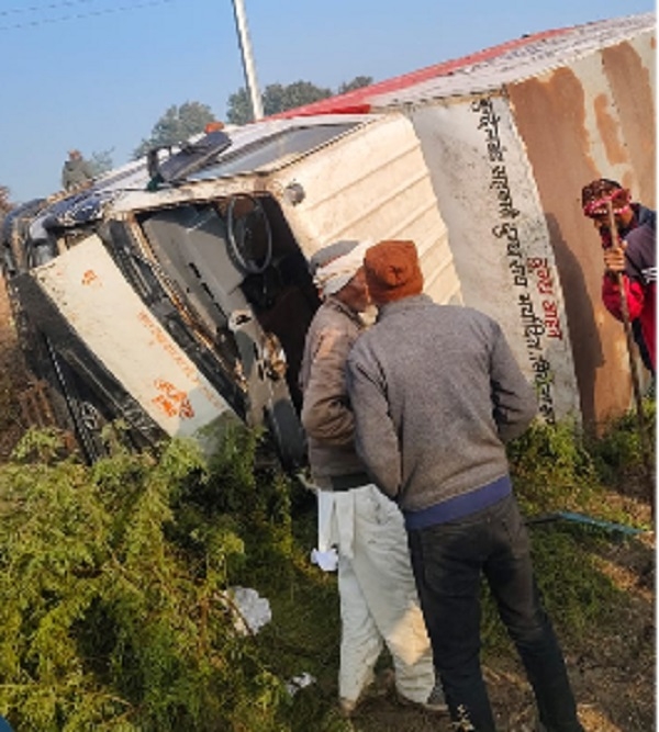 सागर: दूध का टैंकर पलटा, केबिन में फंसे चालक को पुलिस ने मौत के मुंह से निकाला